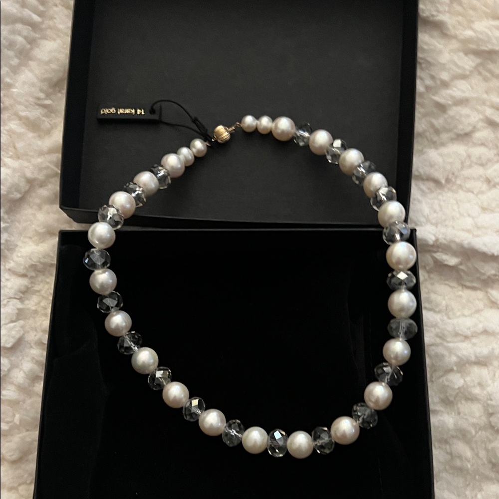 Elegant Pearl and Crystal Necklace